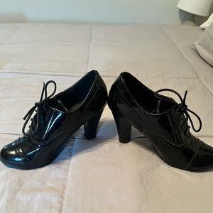 Viva Mary Jane tie up shoes with heel. Size 7 NWOB